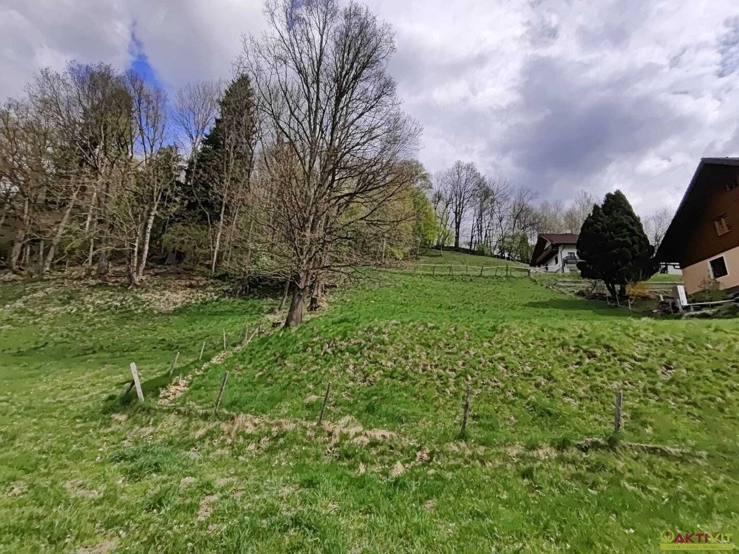 Living in a quiet location: building plot with good infrastructure in Niederöblarn