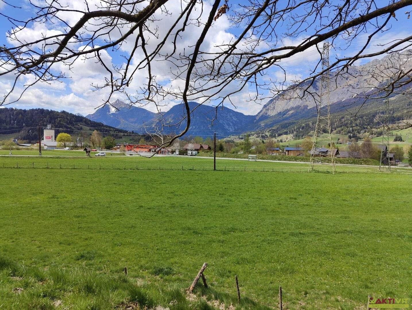 Living in a quiet location: building plot with good infrastructure in Niederöblarn