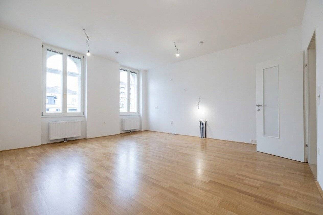 Assistance available Wiener Neustadt, spacious and centrally located 3 room apartment with balcony