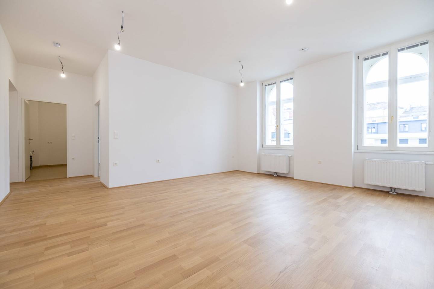 Assistance available Wiener Neustadt, spacious and centrally located 3 room apartment with balcony