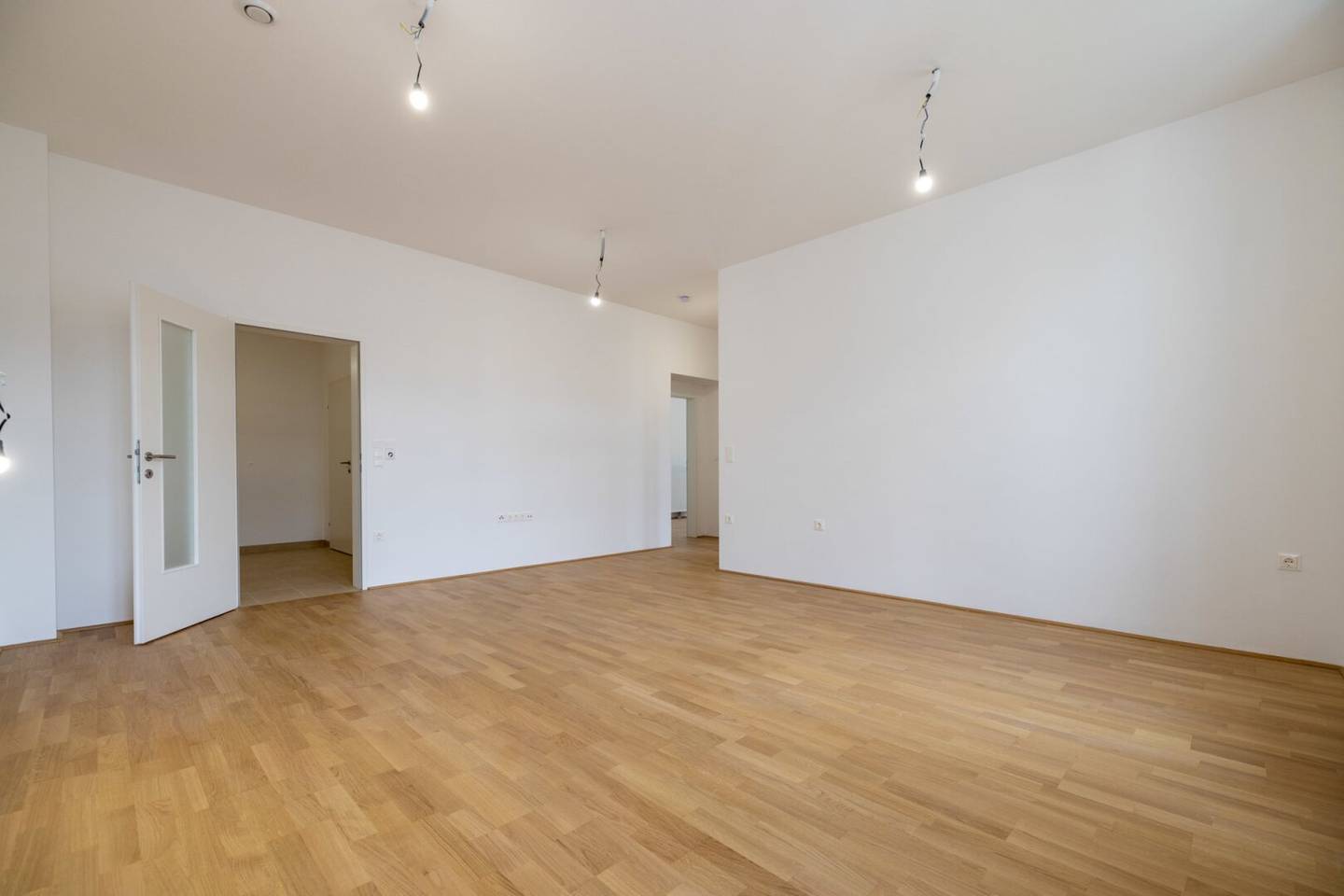 Assistance available Wiener Neustadt, spacious and centrally located 3 room apartment with balcony