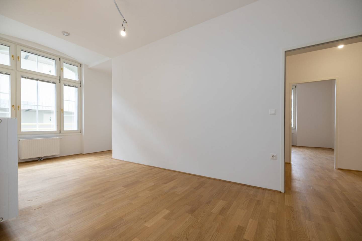 Assistance available Wiener Neustadt, spacious and centrally located 3 room apartment with balcony