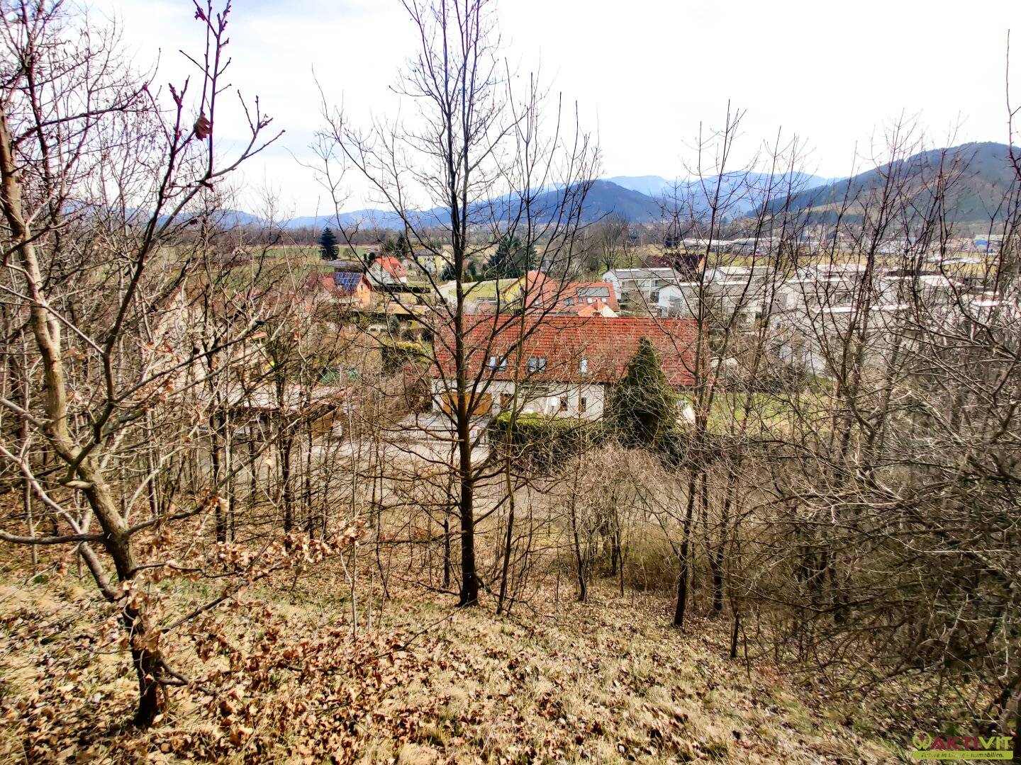 Großzügiges Baugrundstück mit Potenzial. - Verkauf auch in Teilflächen möglich und bis zu 1.450 m² Bruttogeschoßfläche realisierbar.