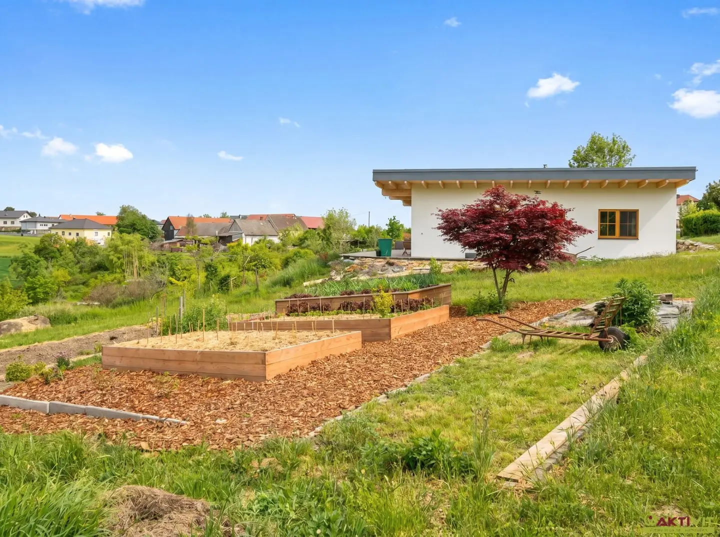 Modern wooden bungalow in an absolutely quiet location with a large botanical garden? no, fix this