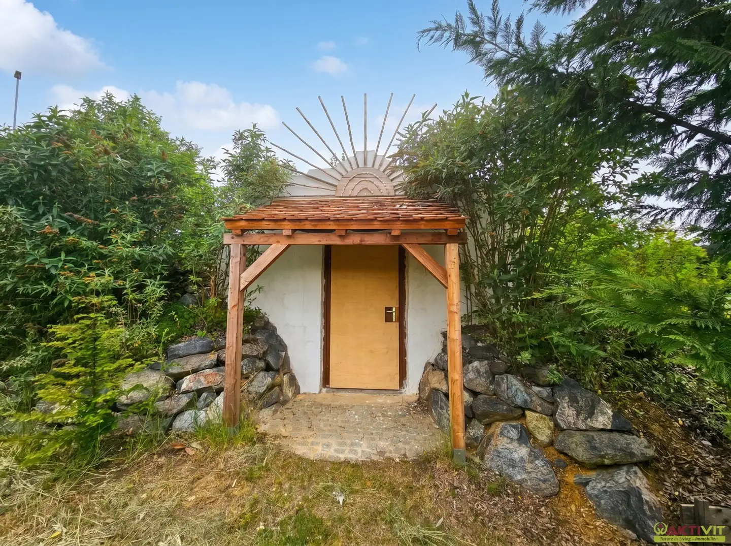 Modern wooden bungalow in an absolutely quiet location with a large botanical garden? no, fix this
