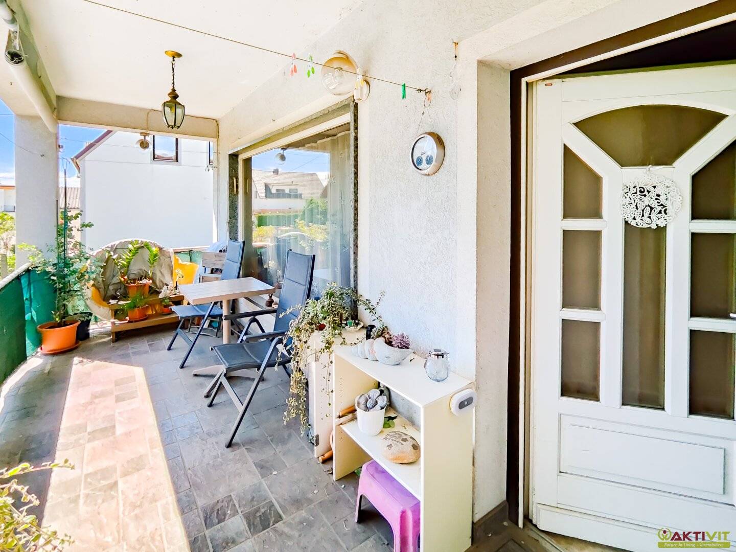 Familienfreundliches Haus mit großem Garten, Ausbaupotenzial, Wintergarten, Kamin und viel Platz zur Entfaltung.