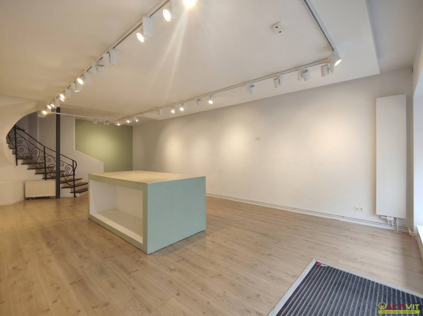 Retail space in a top frequency location with storefront directly in the pedestrian zone