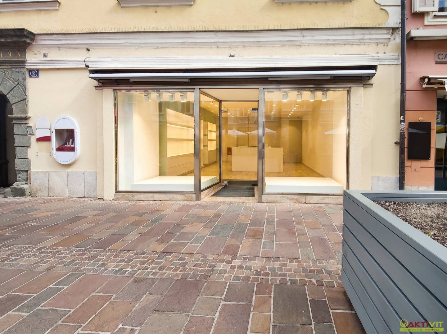 Retail space in a top frequency location with storefront directly in the pedestrian zone