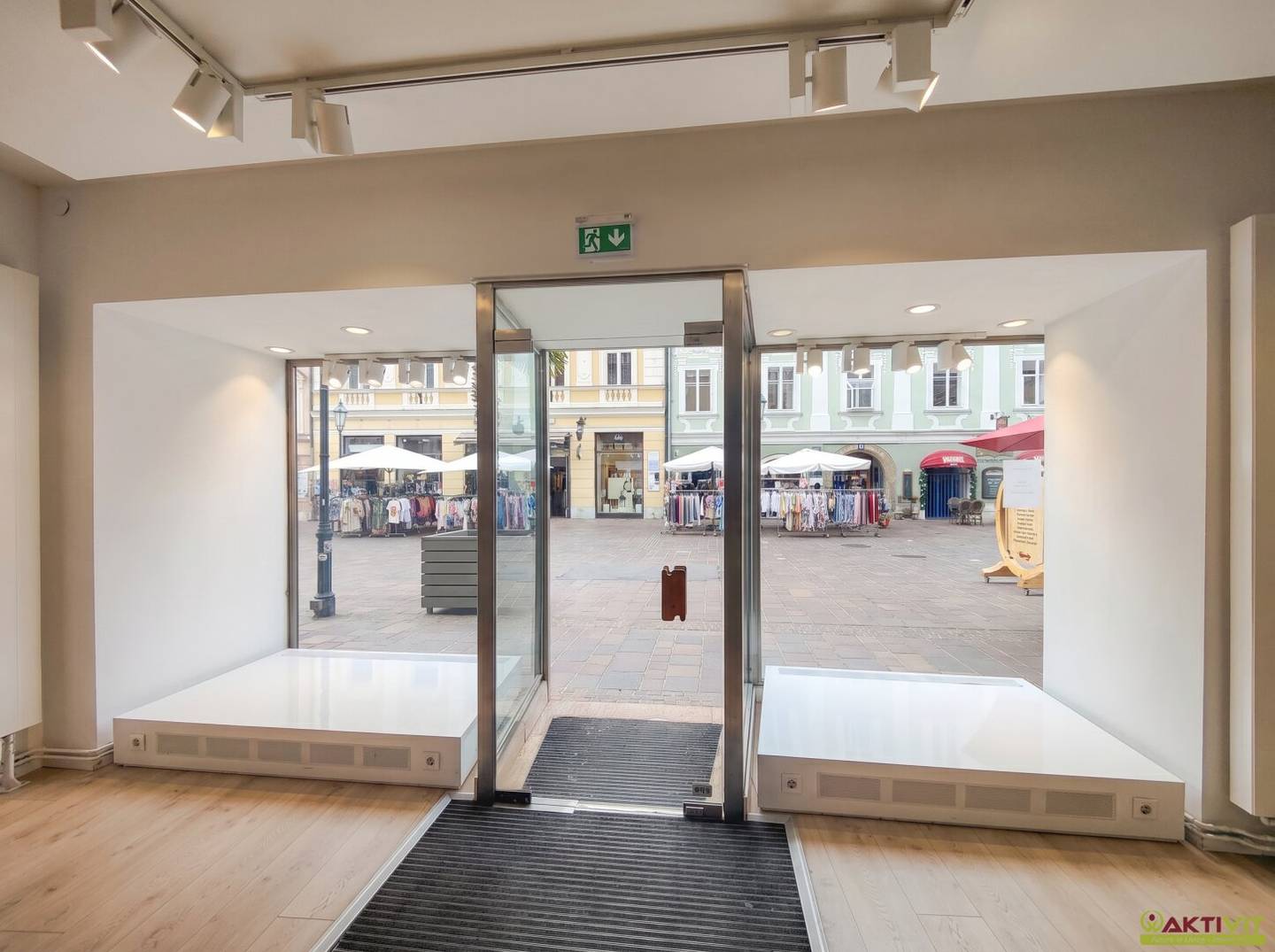 Retail space in a top frequency location with storefront directly in the pedestrian zone