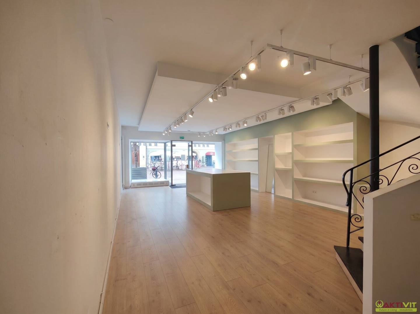 Retail space in a top frequency location with storefront directly in the pedestrian zone