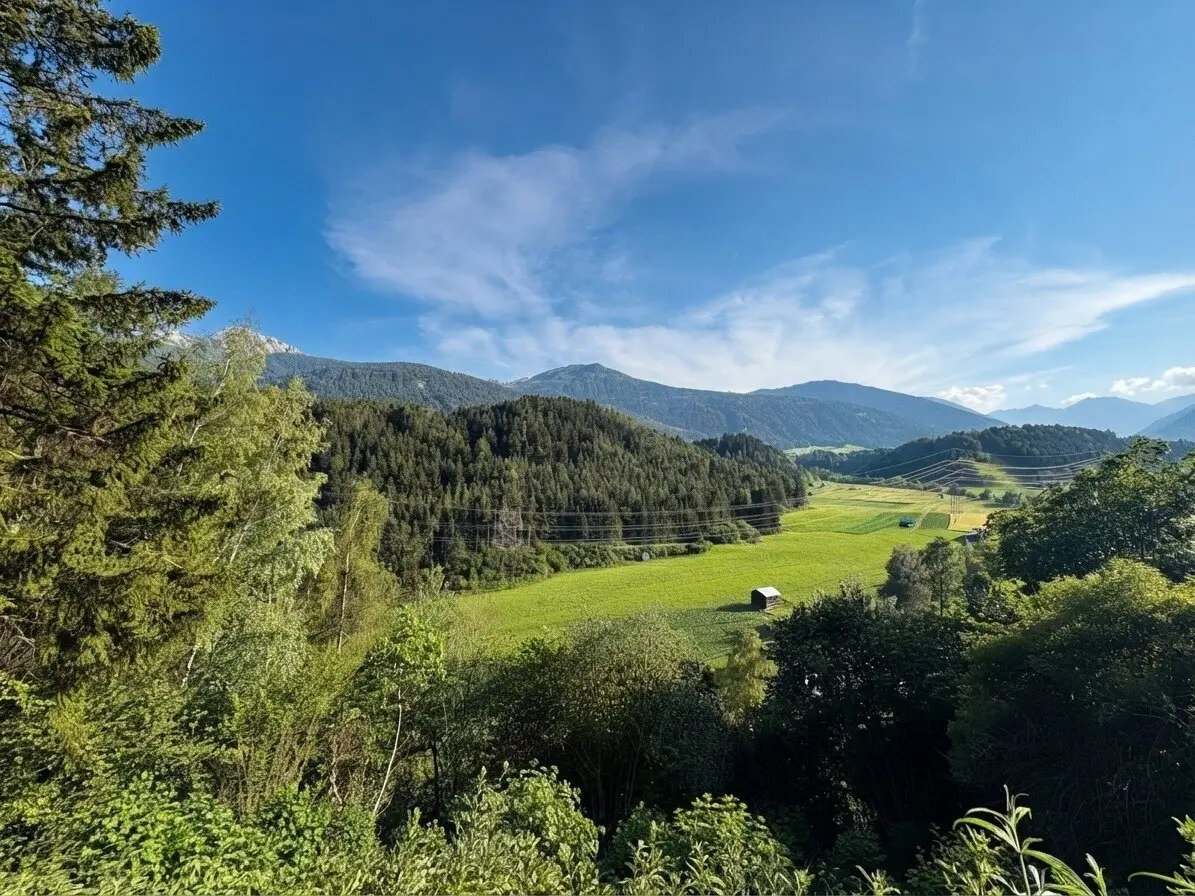 Hanggrundstück in Axams/Omes — Endlage Sackgasse, Südwest, unverbaubare Aussicht
