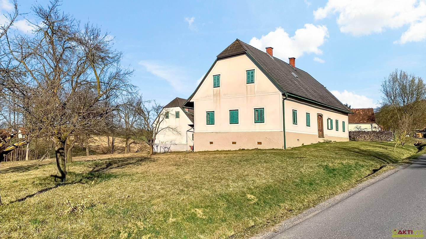 Wohnhaus & Nebengebäude auf rund 6.000 m² Bauland. - Wald und Freiland inkl. - Großes Potential.