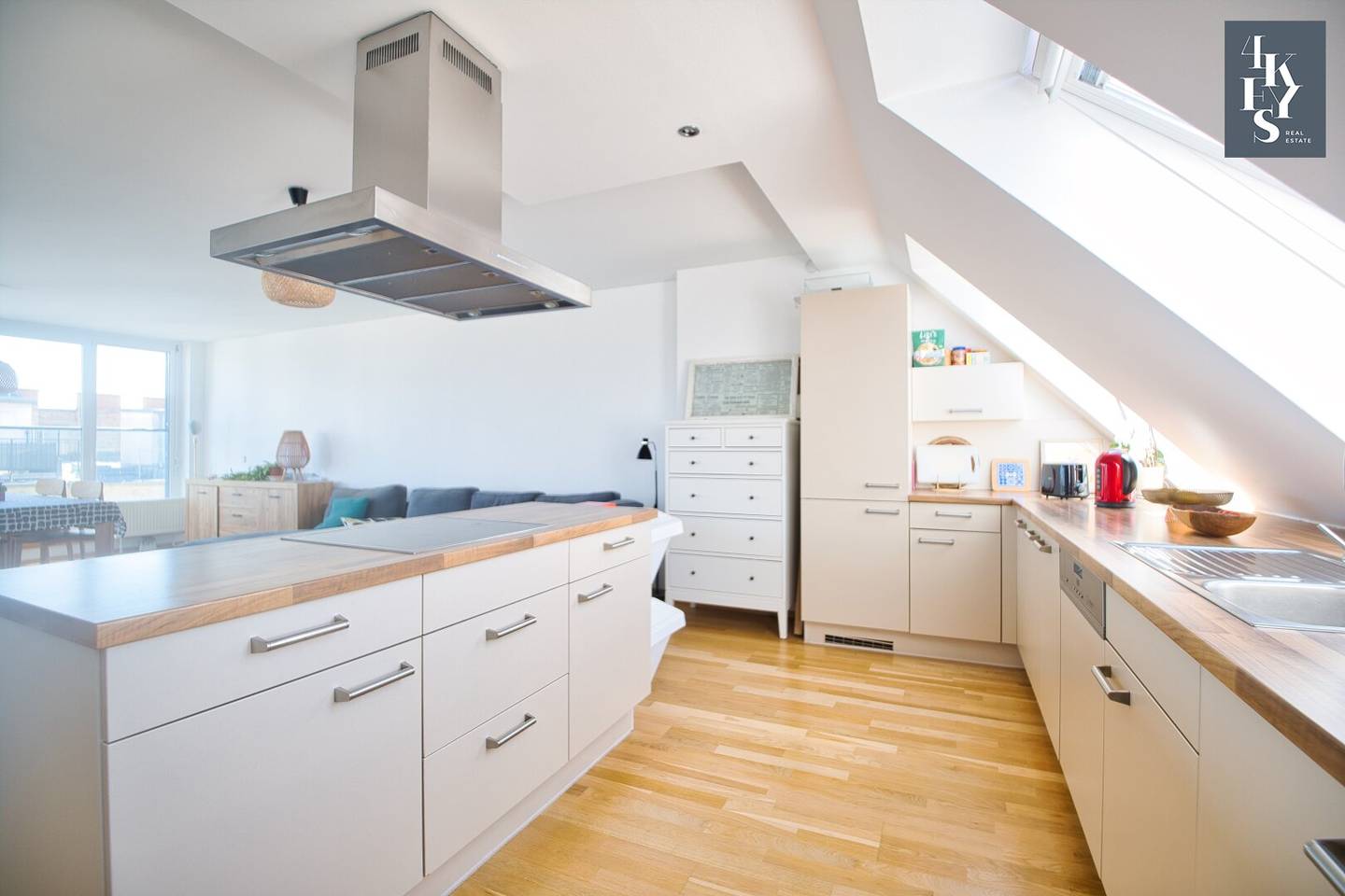 Urban Oasis with a Panoramic View: Exclusive five room Maisonette with 90 m² roof terrace in Margareten