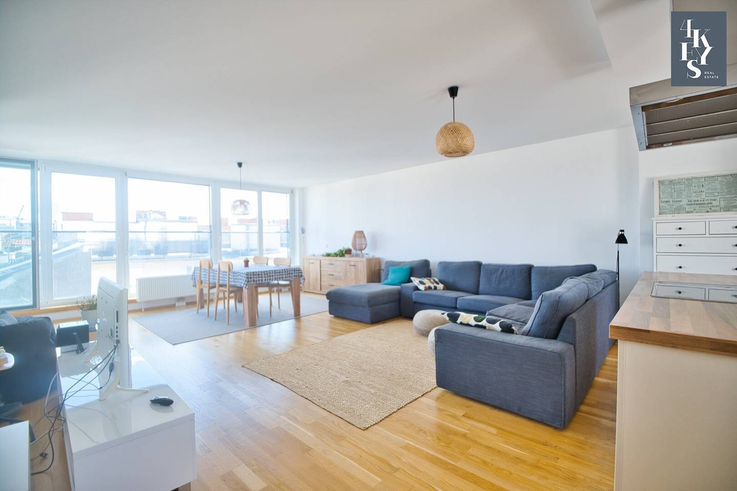 Urban Oasis with a Panoramic View: Exclusive five room Maisonette with 90 m² roof terrace in Margareten