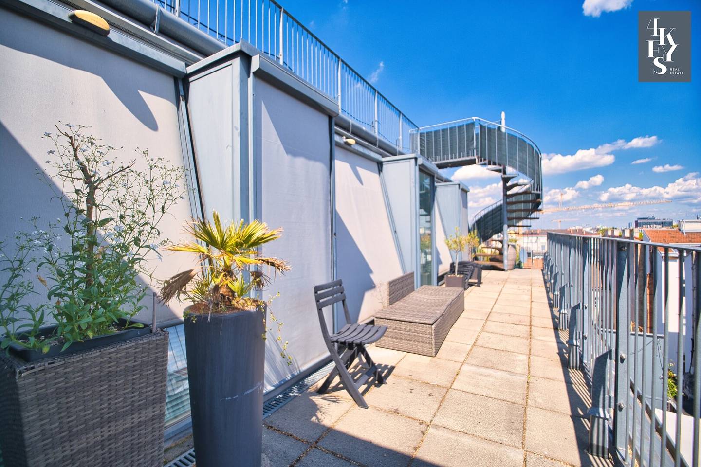 Urban Oasis with a Panoramic View: Exclusive five room Maisonette with 90 m² roof terrace in Margareten