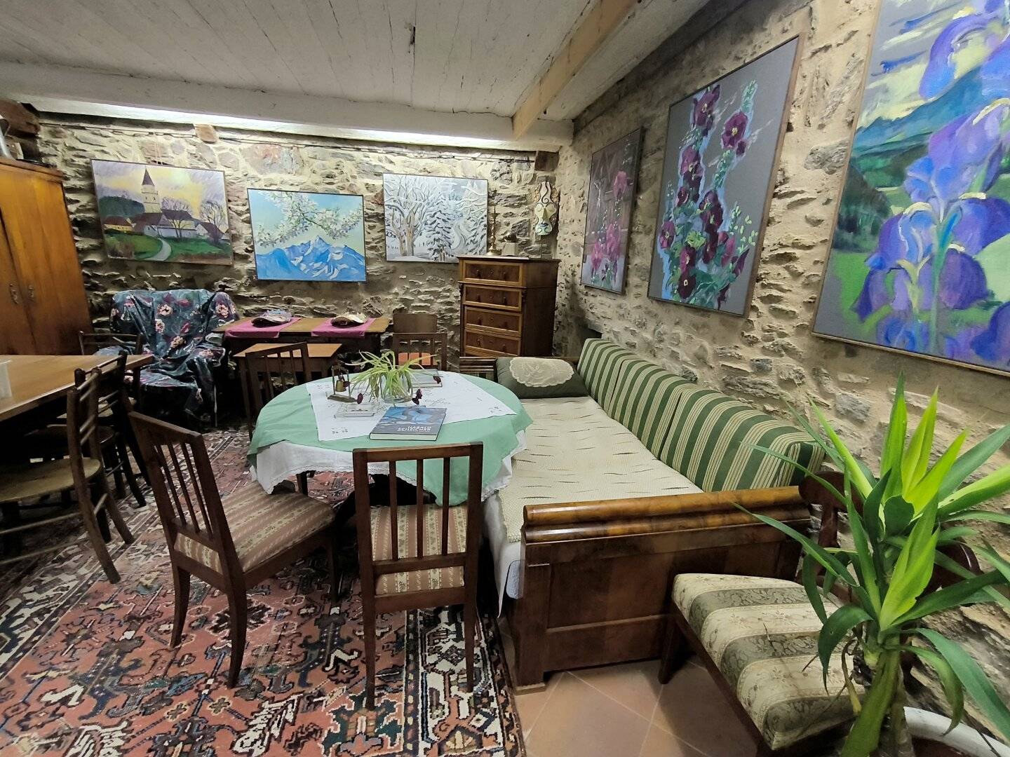 Stadthaus mit 2 Wohnungen und gut verpachtetem Restaurant "Bär und Schaf Wirtschaft" in Völkermarkt zu verkaufen!