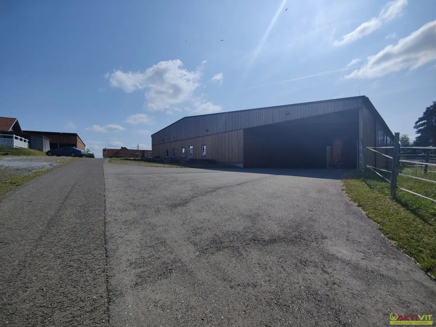 Equestrian facility for hobby and professional use with sport facilities designation