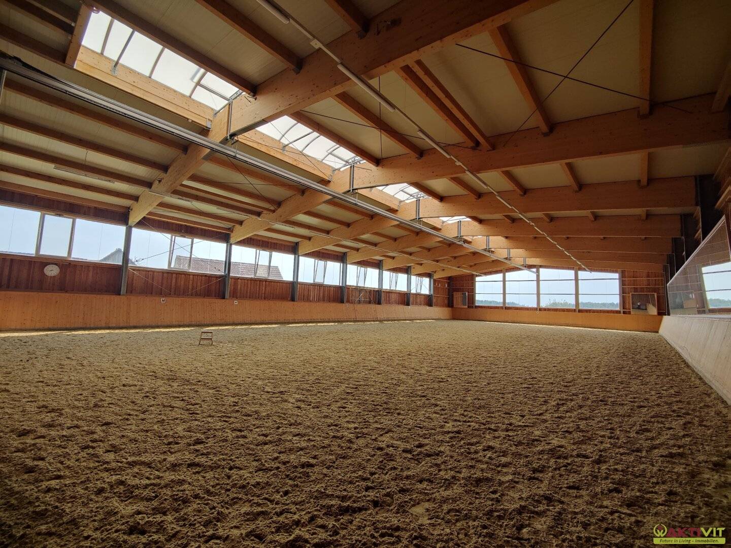 Equestrian facility for hobby and professional use with sport facilities designation