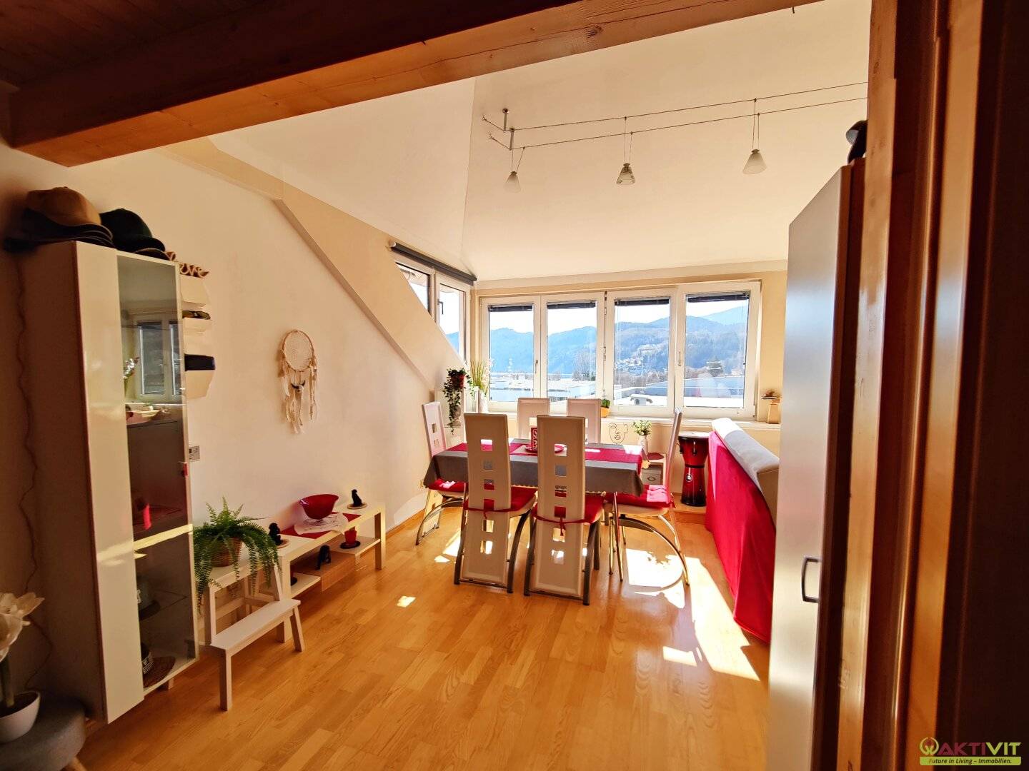 Galerie-Wohnung mit Seeblick und Traumaussicht- als Ferienwohnung geeignet.
