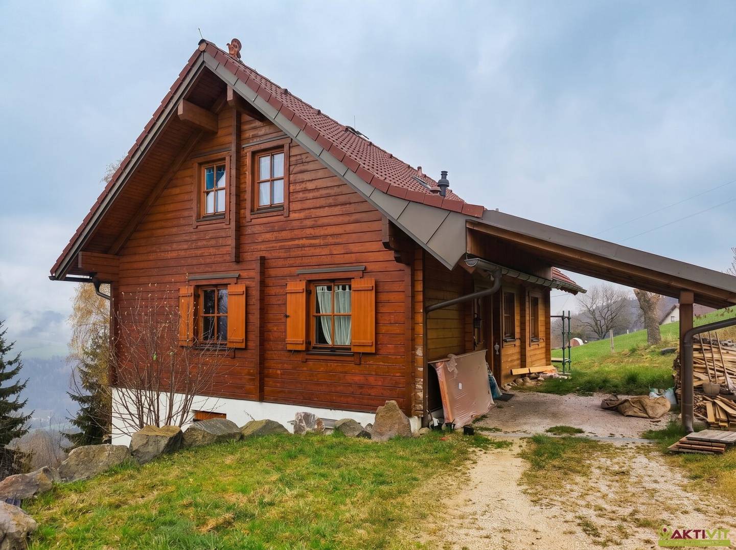Charmantes Holzhaus in naturnaher Ruhelage mit Bergblick