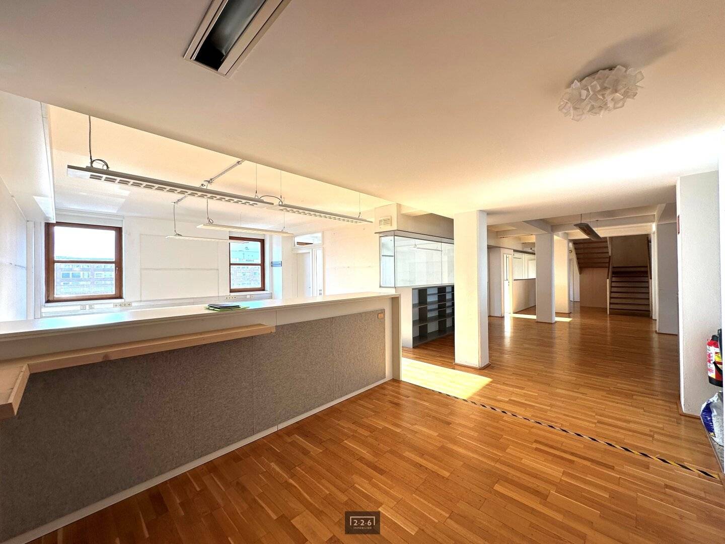 226 Immobilien: INNSBRUCK CENTRE: Large office space (14 ROOMS / approx. 642 m² usable area) over 2 levels (DIVISION POSSIBLE 1. approx. 249 m² and 2. approx. 393 m²) / available immediately