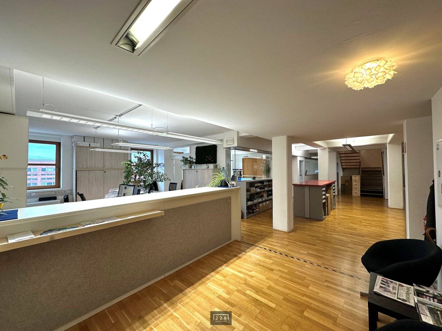226 Immobilien: INNSBRUCK CENTRE: Large office space (14 ROOMS / approx. 642 m² usable area) over 2 levels (DIVISION POSSIBLE 1. approx. 249 m² and 2. approx. 393 m²) / available immediately