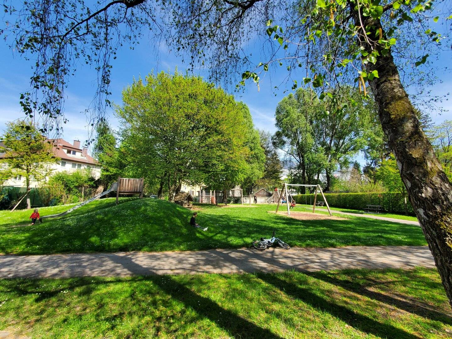 Provision free for the tenant! Spacious 4 room apartment