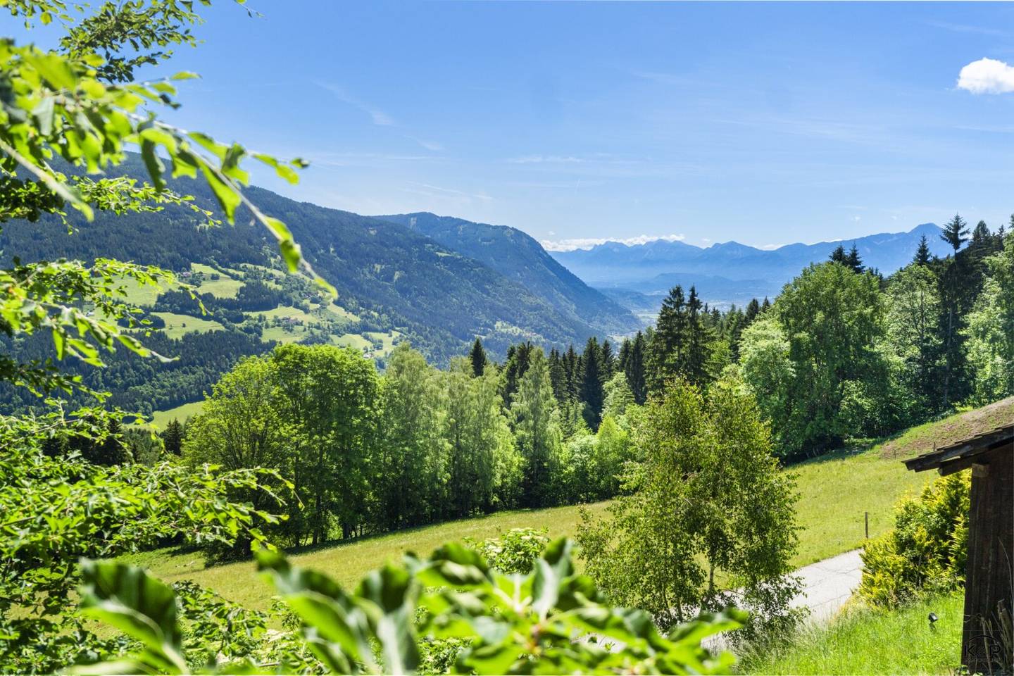Exklusives Apartmenthaus mit fünf Suiten und über 5 ha Naturfläche