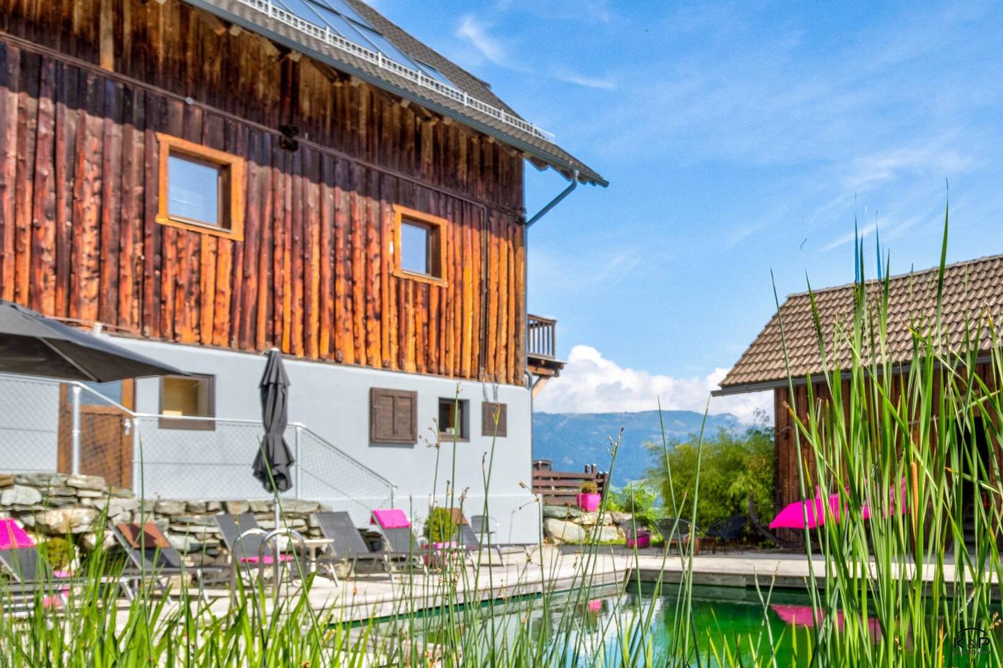 Exklusives Apartmenthaus mit fünf Suiten und über 5 ha Naturfläche