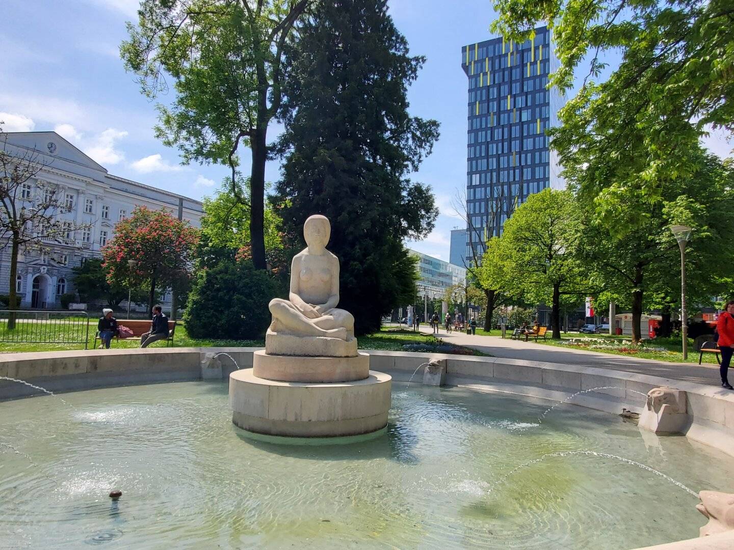 Commission-free, we develop with you in the heart of Linz your new office and practice location