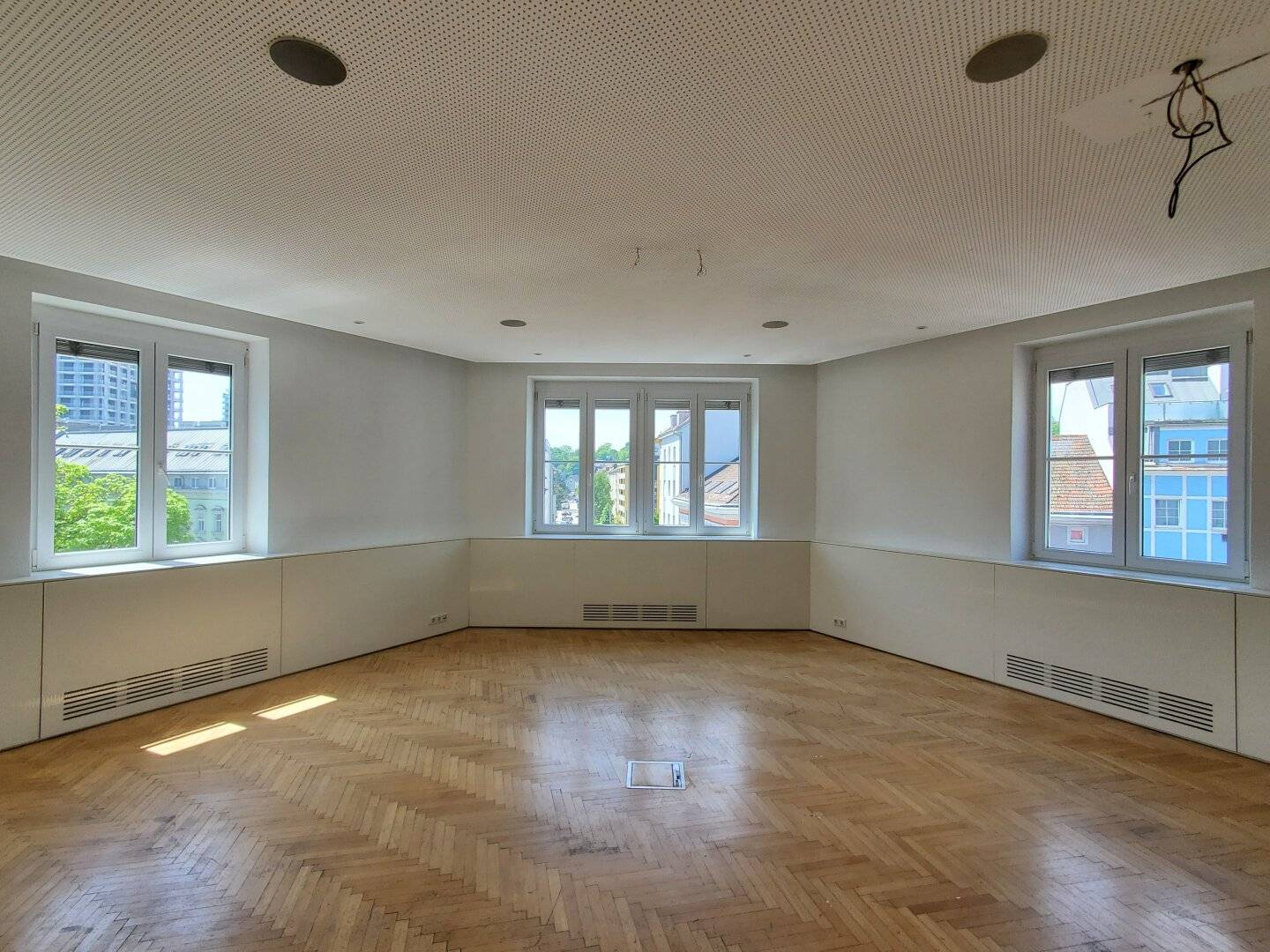 Commission-free, we develop with you in the heart of Linz your new office and practice location
