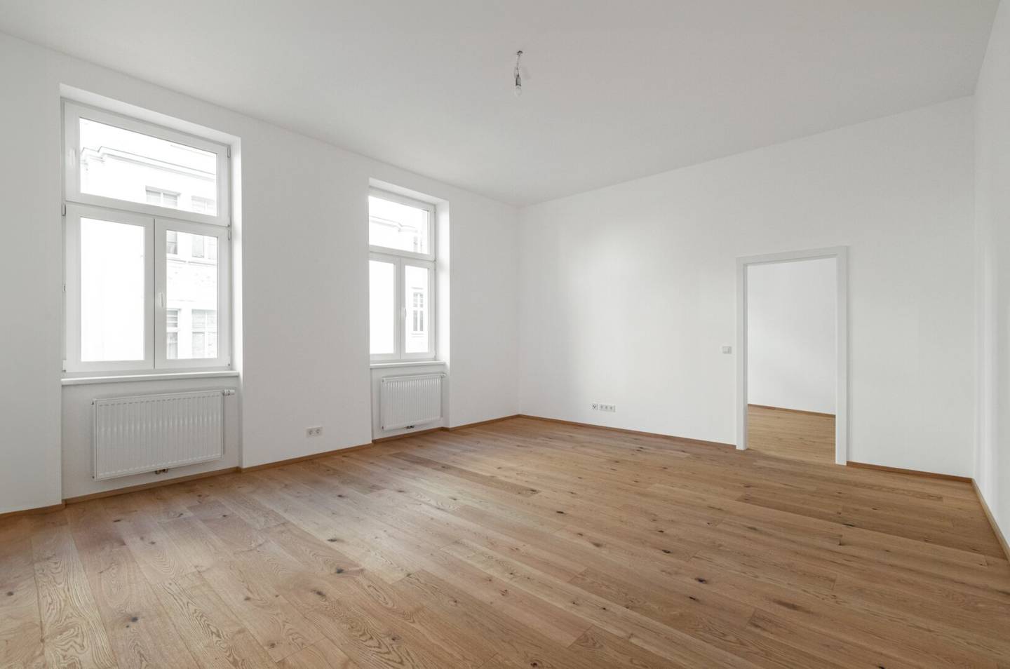 Bargain! 3-room old building first occupancy! Prime location!