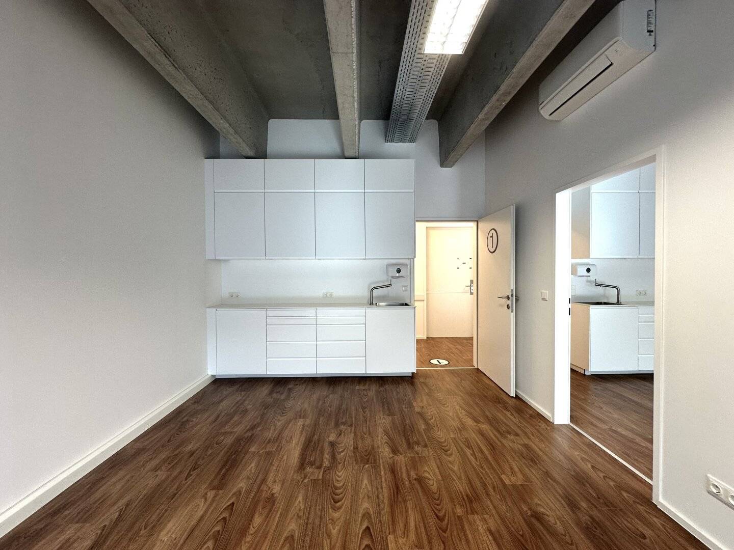 Practice/Clinic with large terrace/loggia | near U1/Donauzentrum