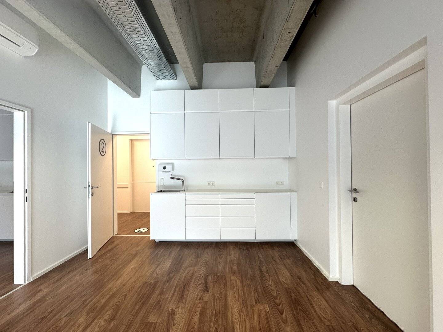 Practice/Clinic with large terrace/loggia | near U1/Donauzentrum