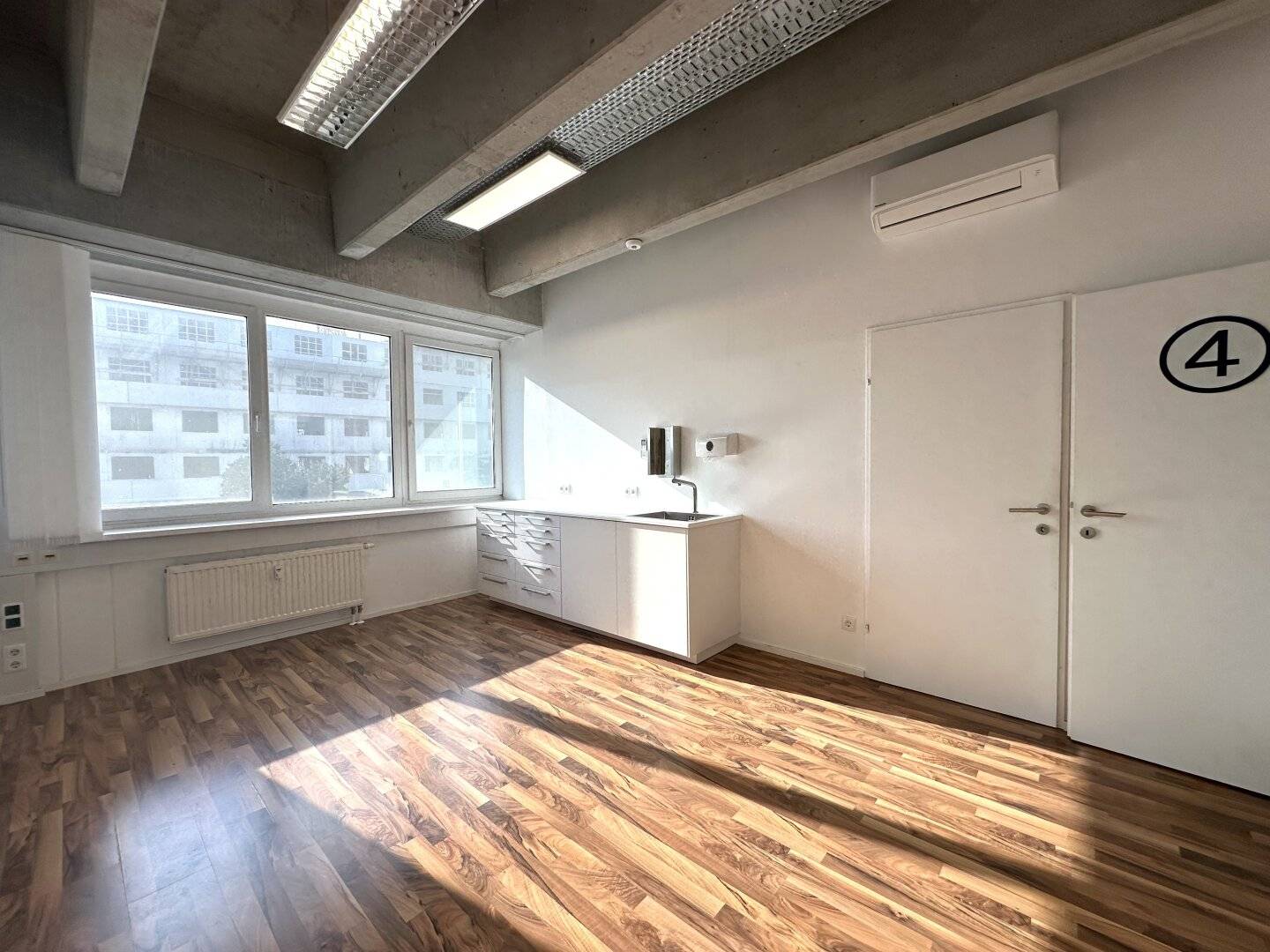 Practice/Clinic with large terrace/loggia | near U1/Donauzentrum