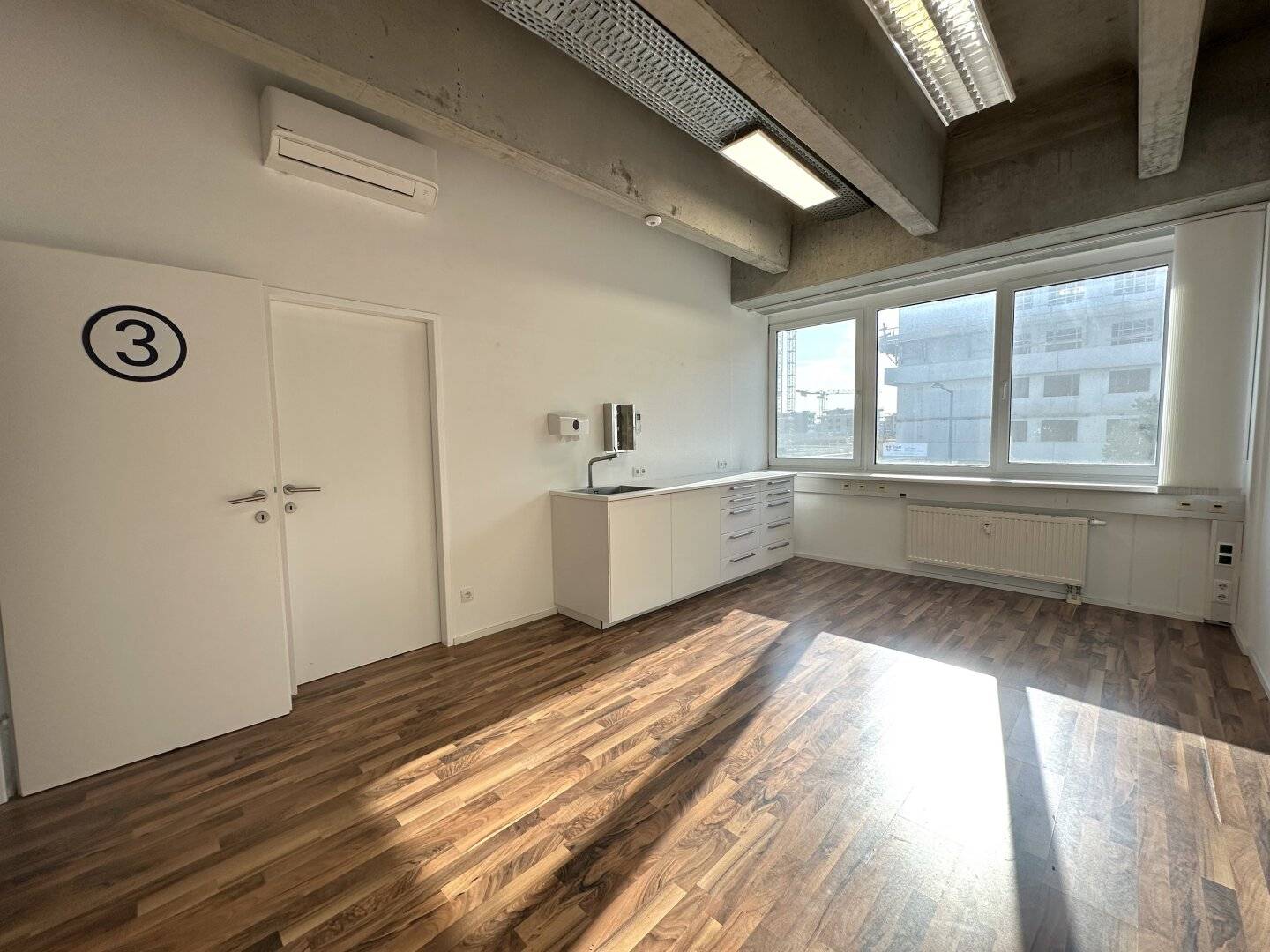 Practice/Clinic with large terrace/loggia | near U1/Donauzentrum