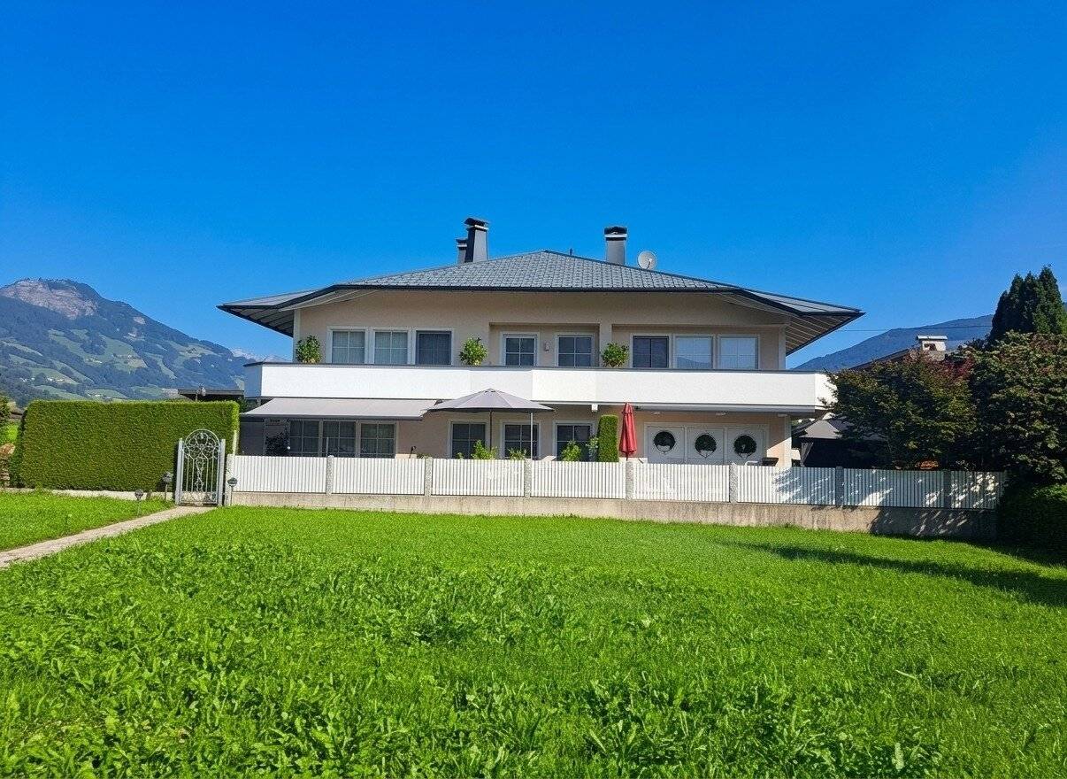 Landhausvilla mit zwei modernen Wohneinheiten mit Golfplatzblick !