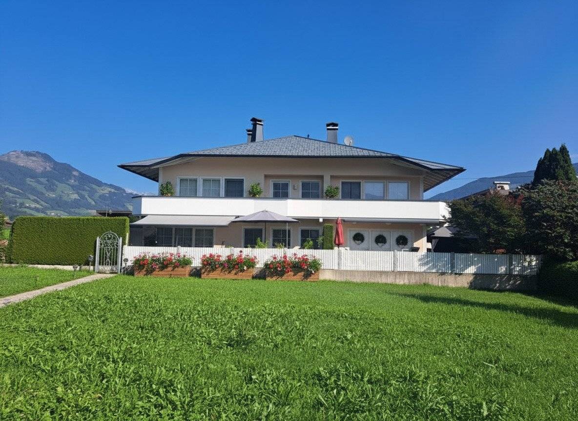 Landhausvilla mit zwei modernen Wohneinheiten mit Golfplatzblick !