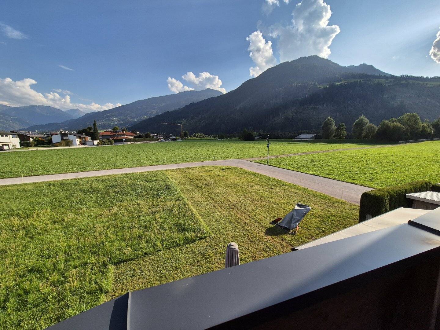 Landhausvilla mit zwei modernen Wohneinheiten mit Golfplatzblick !
