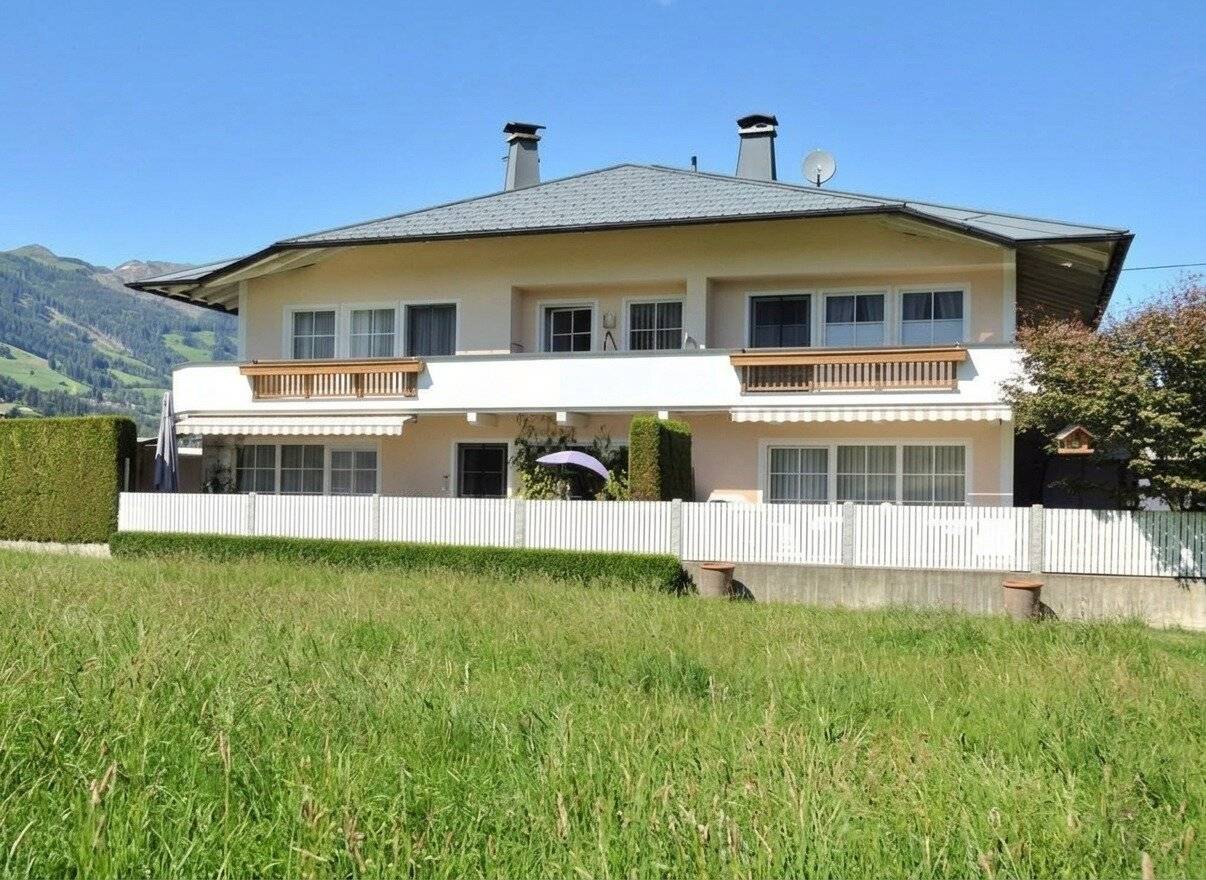 Landhausvilla mit zwei modernen Wohneinheiten mit Golfplatzblick !