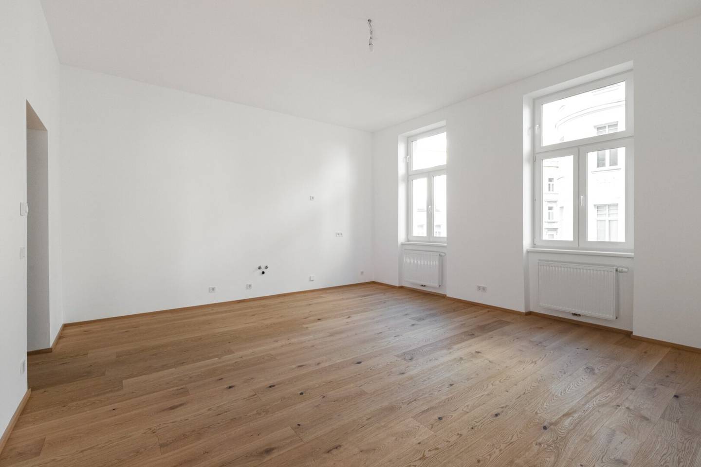 Bargain! 3-room old building first occupancy! Prime location!