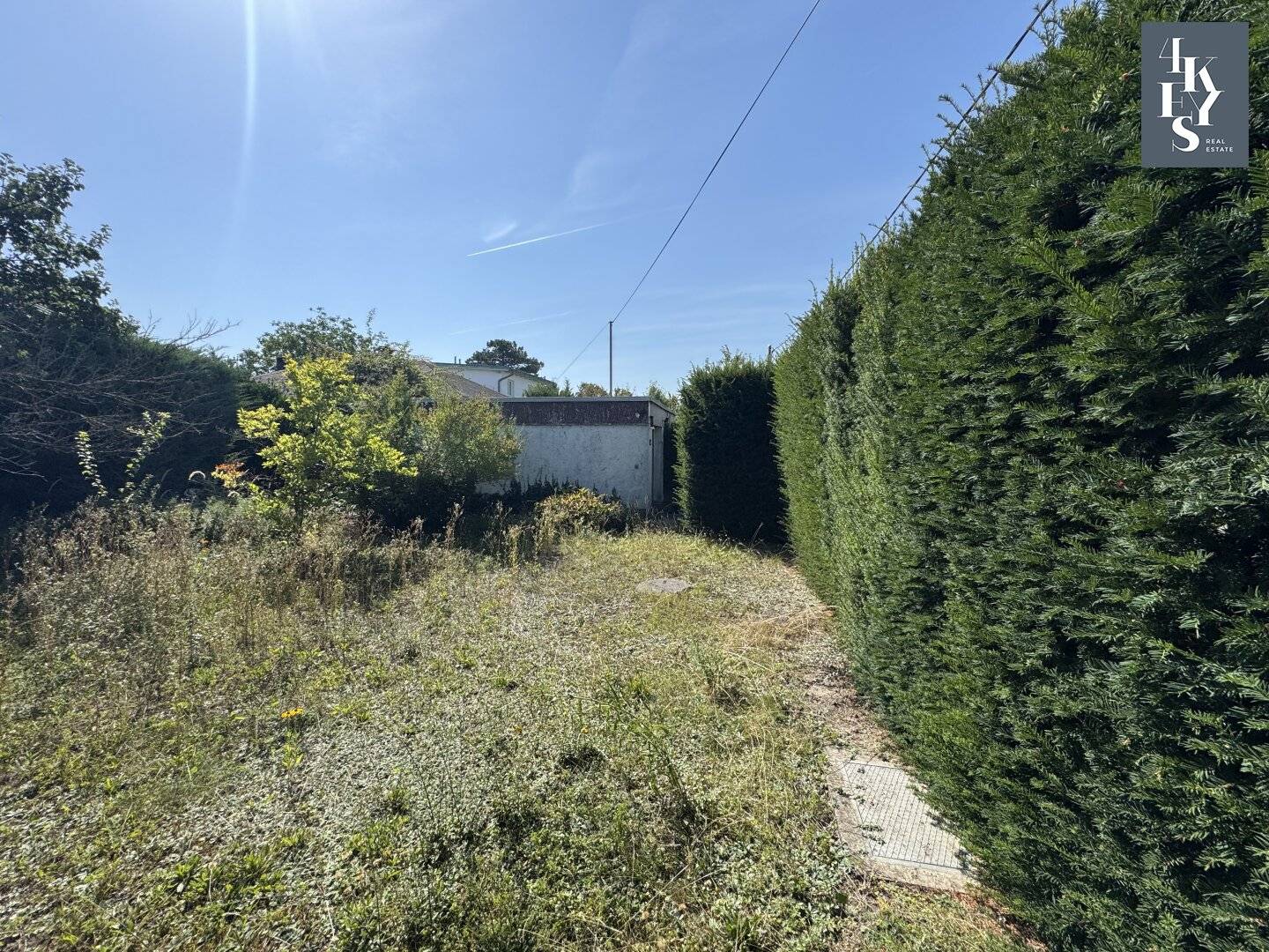 Bungalow in need of renovation near Ponnysee
