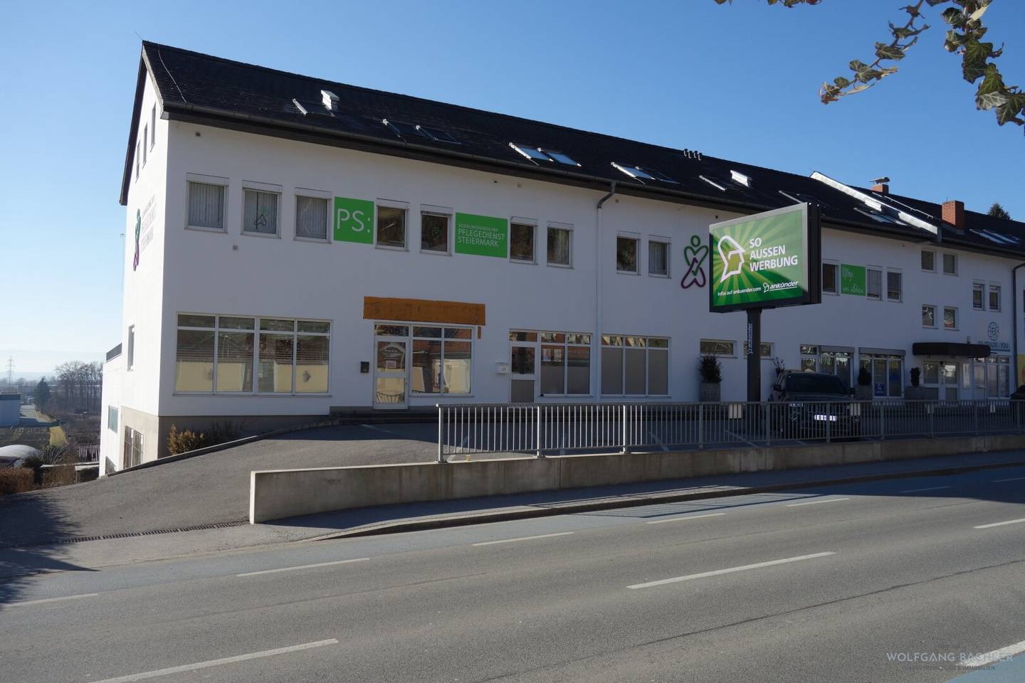 Modern office/practice in Graz: 311 m², 10 rooms, 13 parking spaces, your new workplace