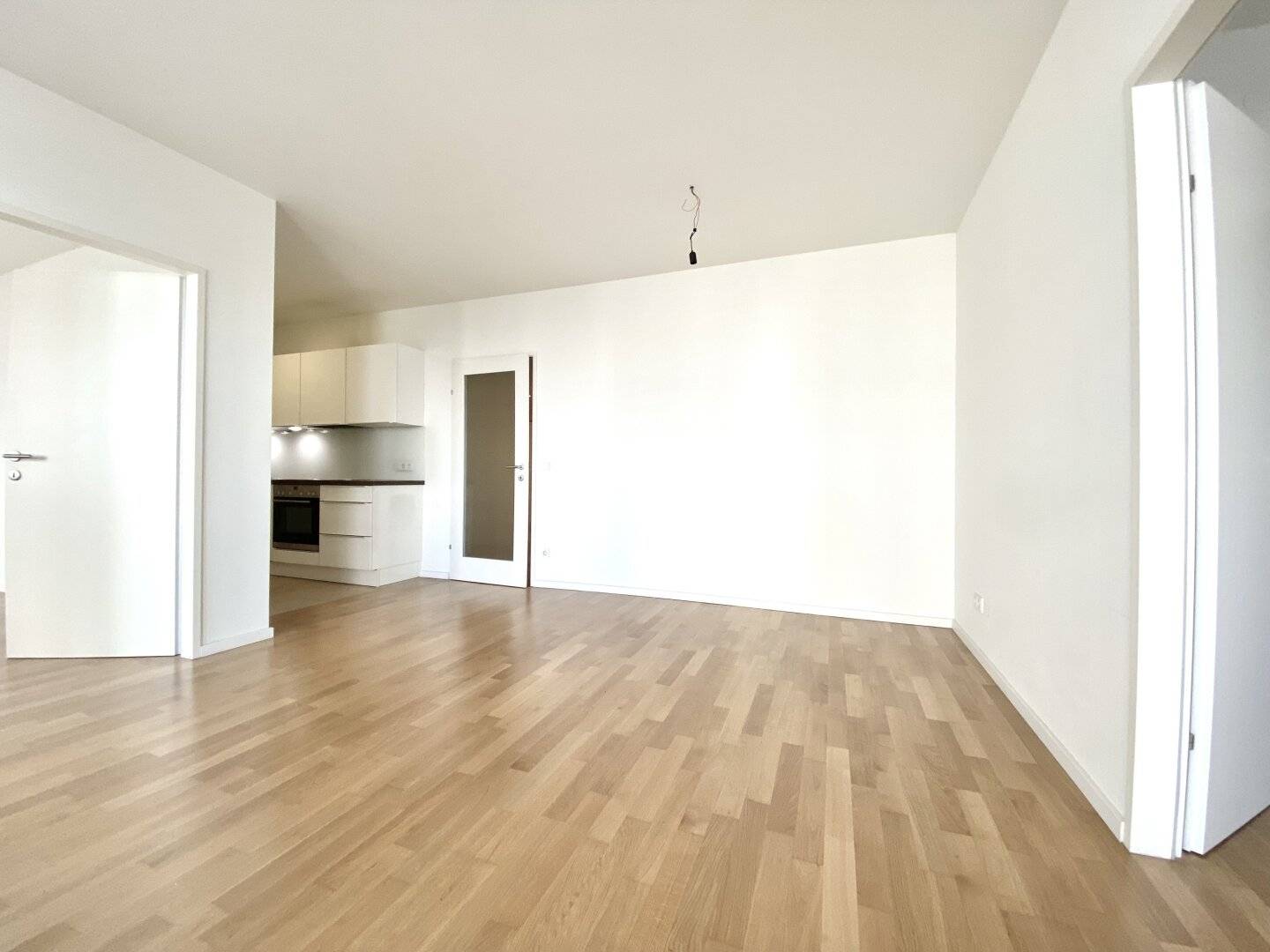 Home or investment property with 6% return for investors – 5-year rental guarantee by the seller while the seller remains the tenant? No, the translation should be clear: Home or investment property with 6% return for investors – 5-year rental guarantee by the seller? Yes, keep as is.