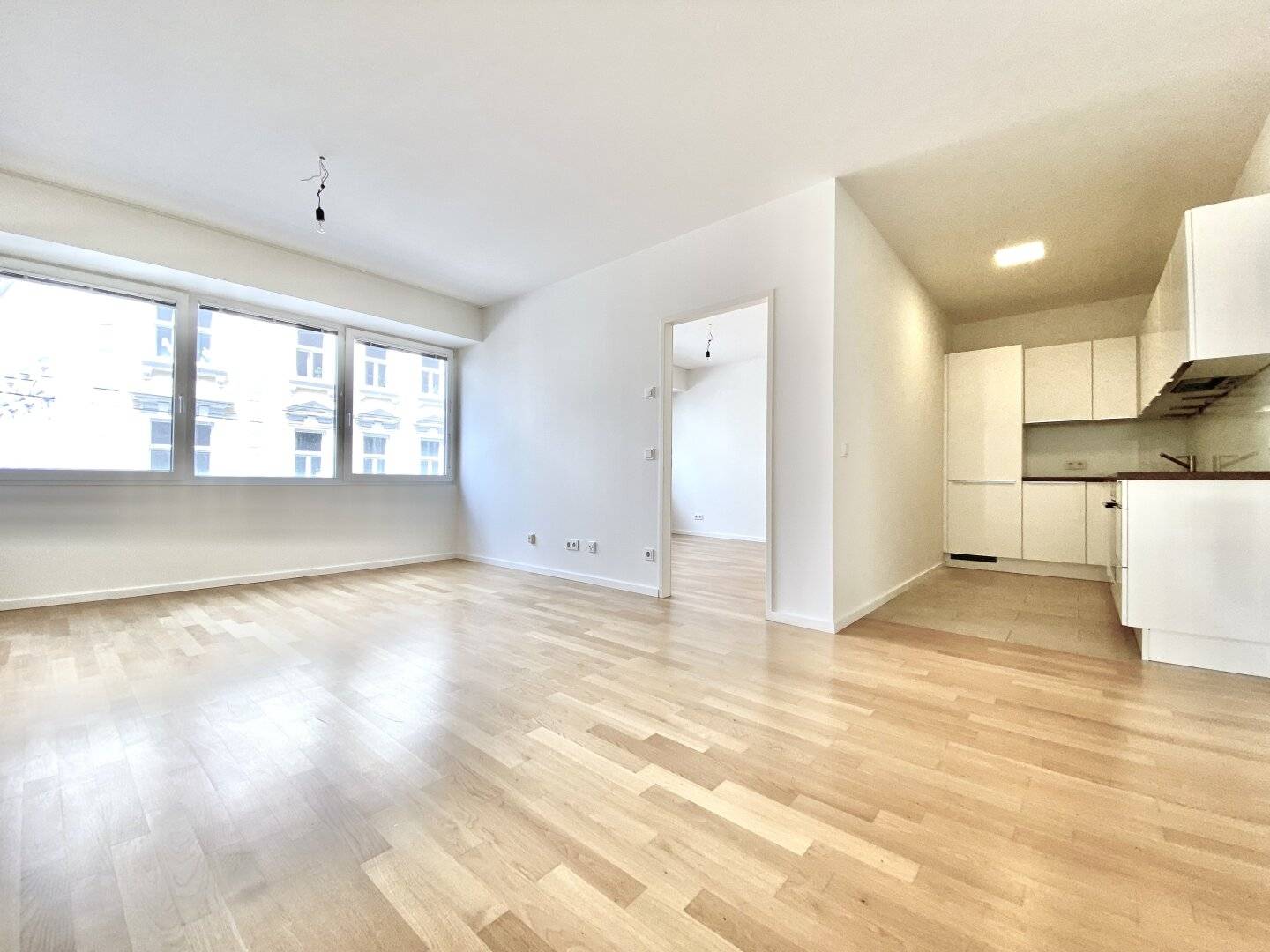 Home or investment property with 6% return for investors – 5-year rental guarantee by the seller while the seller remains the tenant? No, the translation should be clear: Home or investment property with 6% return for investors – 5-year rental guarantee by the seller? Yes, keep as is.