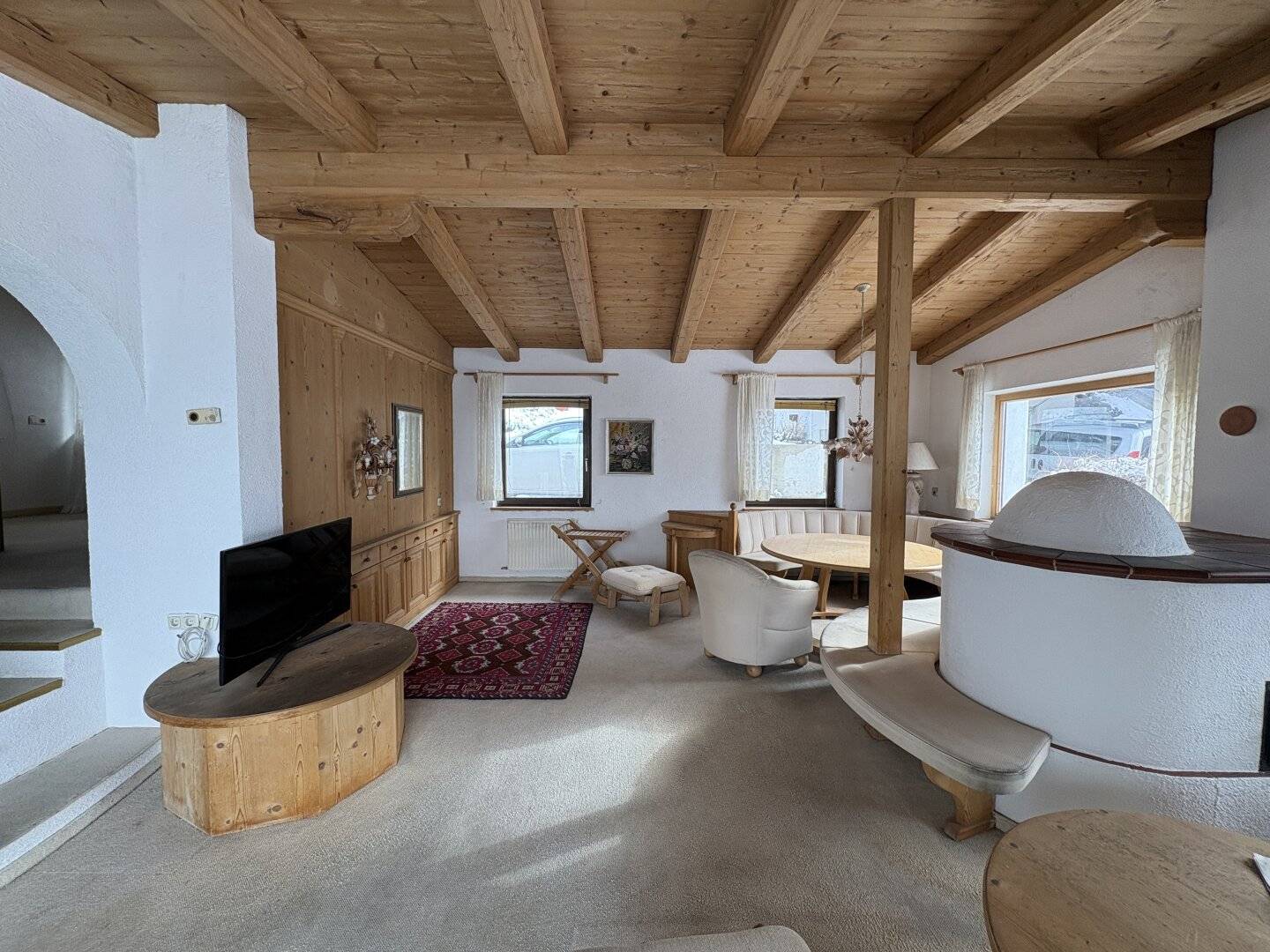 Renovation-needed bungalow in south facing hillside with dream view