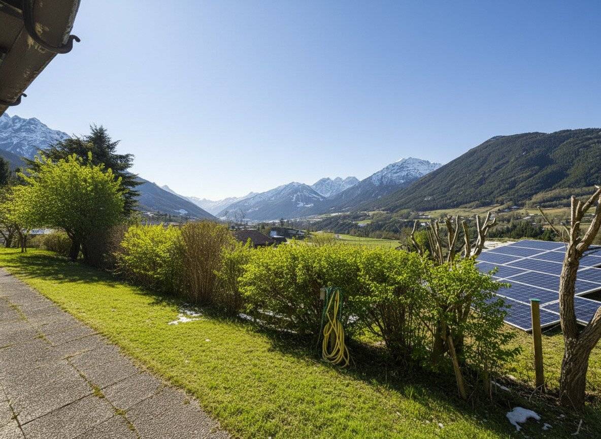 Renovation-needed bungalow in south facing hillside with dream view
