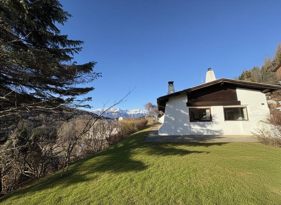 Renovation-needed bungalow in south facing hillside with dream view