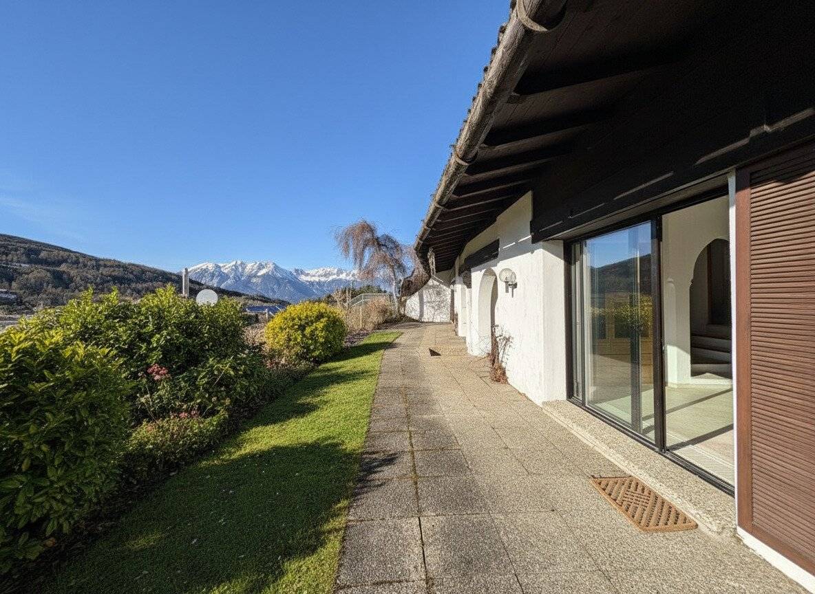 Renovation-needed bungalow in south facing hillside with dream view