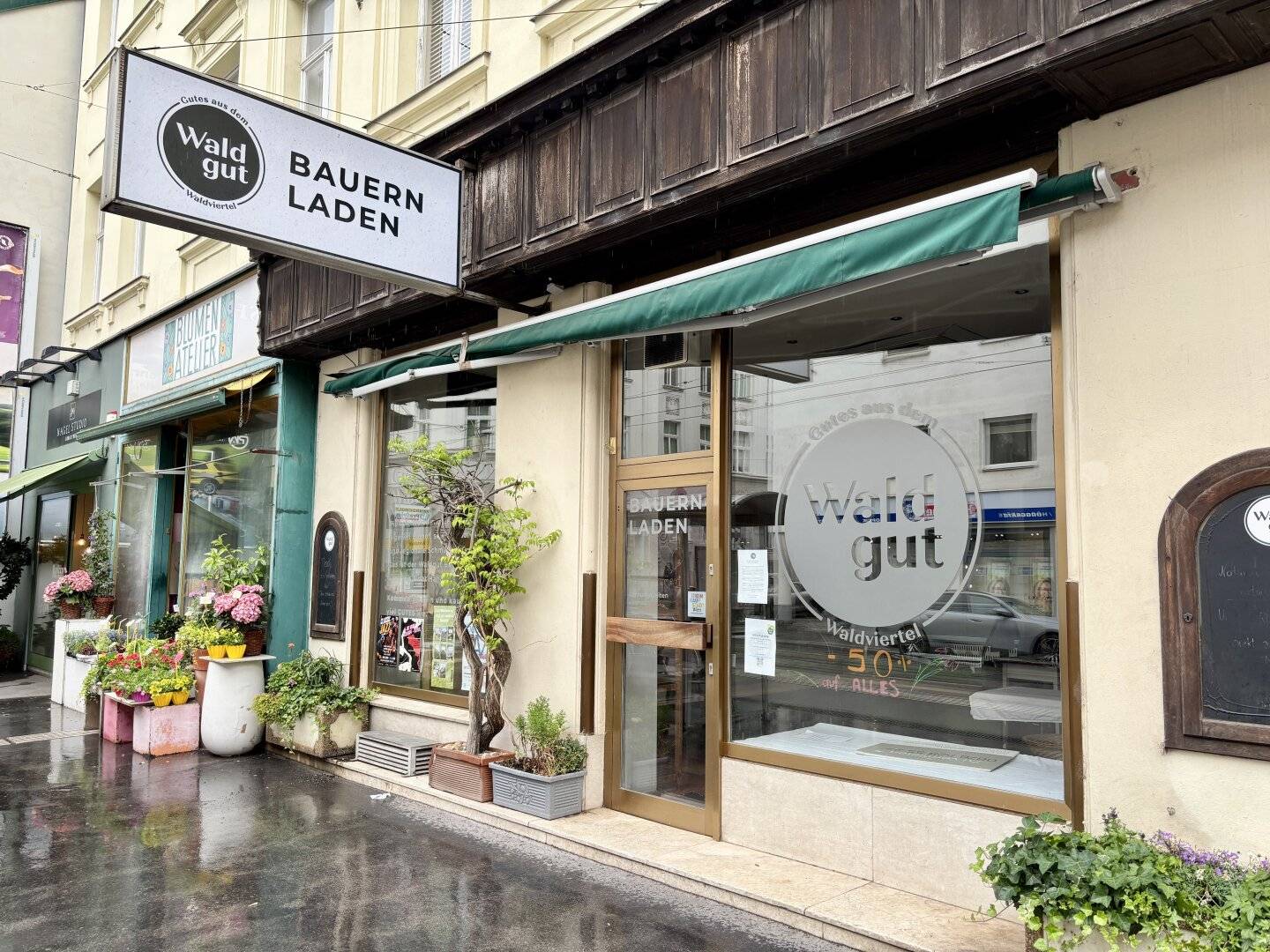 PERFECT LOCATION! FORMER FARM SHOP DIRECTLY AT THE TRAM STOP SEEKS A NEW TENANT